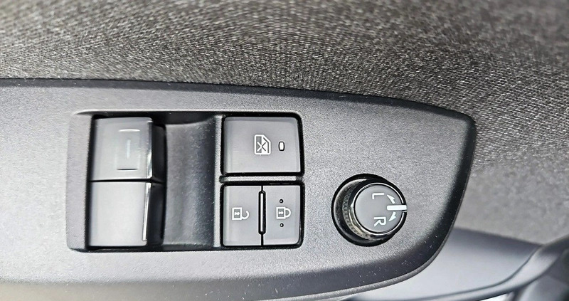 Toyota Yaris cena 77900 przebieg: 64739, rok produkcji 2022 z Wieliczka małe 352